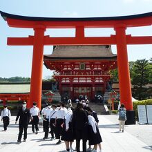 石畳みの参道の先には二番鳥居