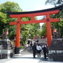 奥の宮へ　狛狐が睨みを利かす！