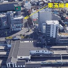岩槻駅前の真正面のビルが東玉総本店ビルです。(手前が岩槻駅)