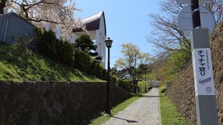 教会群が一望できる坂