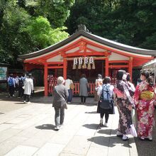 奥社納拝所まで続きます