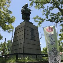 飯盛山頂の小楠公像