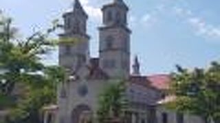 住宅街の中にある尖塔2つ。印象深い教会。