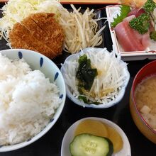 ひれカツと刺し身のランチメニュー