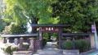 広い境内を持つ寺院