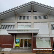 この地で古くから生産される和紙をはじめ、紙に関する様々な展示があります