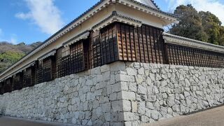 松山城二の丸邸跡地を整備した庭園