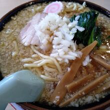 燕ラーメン。こちらのお店でのメニュー名は「中華」