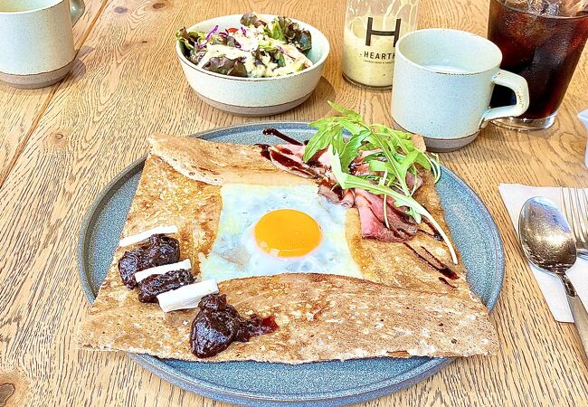 「HEARTH SMOKED GRILL & GALETTE」美味しいガレットが食べられる人気店♪