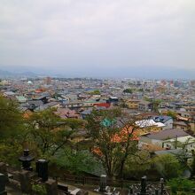 飯盛山から鶴ヶ城に向かって右手方向に会津若松駅