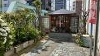 市堀川遊歩道のそばにあります