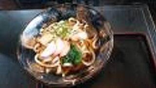 うどんに載せられた「かまぼこ」良い役割