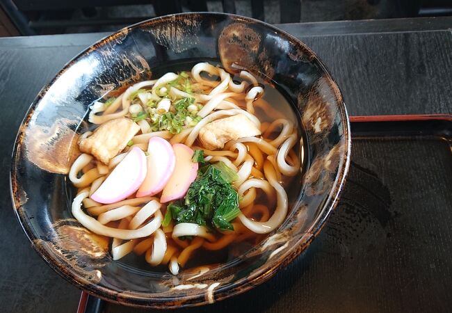 うどんに載せられた「かまぼこ」良い役割