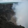噴煙を上げる火山