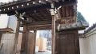 風情のある山門がいい感じ