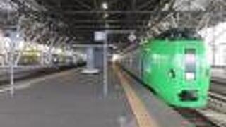 シンプルだけど暖かい内装。