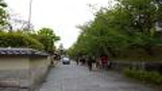 御影石の石畳がしっとりとした表情