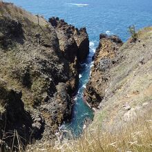 48隻の舟を岩場に隠したと伝えられている由