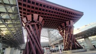 鼓をイメージした金沢駅のランドマーク