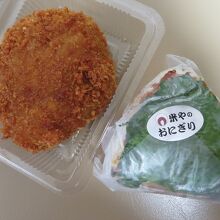 私が買ったしそみそ焼きお握りとコロッケ。どちらも美味。