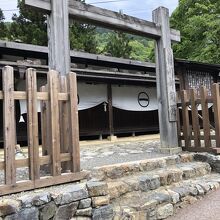 昭和5年に焼失した建物を再建した贄川宿関所