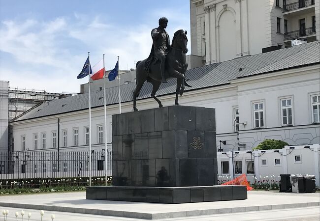 大統領官邸の騎馬像