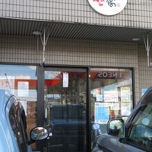あんまりお蕎麦屋さんらしくない外観のお店です