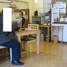 店内はごく気さくな食堂風。壁のお品書きもよく見てみましょう