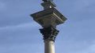 王宮広場の真ん中に細長い塔