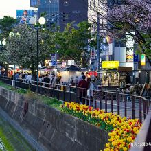 清流公園 の北に続く川端屋台