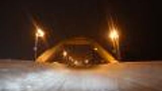 夏は黄色、冬は白の橋