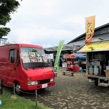 キッチンカーもたくさん来ています