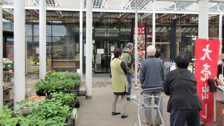 開店前から並んでいる！