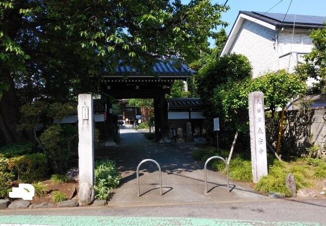 本堂の前にある２本の木が印象的な寺院