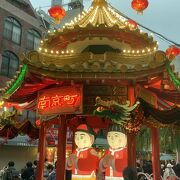 中国の提灯で飾られた南京町は、より一層異国情緒が高まります。