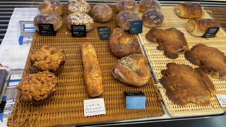 坂の途中にあります