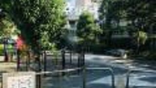 奥まった場所にある