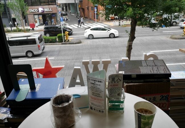 どちらの店でも500円以上買うと神保町店2階でゆったりコーヒーが楽しめる