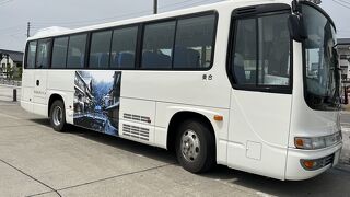 バスの車体にも銀山温泉街
