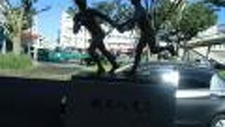 毎年１月２日にテレビで見ている場所にある像