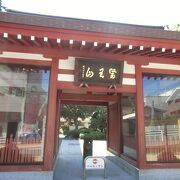 立派なお寺なのに仁王像がやたらチープ