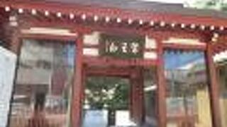 立派なお寺なのに仁王像がやたらチープ