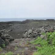 溶岩が固まったためにできた