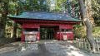 羽黒山入口にある朱塗りの随神門の先は参道で唯一の下り階段