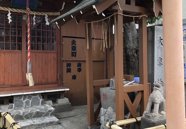 新宿区の大京町にある、小さな神社。