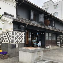 中町蔵シック館敷地の片隅にある蔵の井戸