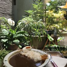 庭カフェでカレー