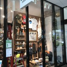 所狭しと商品が並んでいます