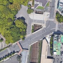 原宿駅の南側の神宮橋の歩道は、白く見え、車道以上に広いです。