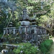 月山富田城跡の寺にあります